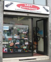 Ingresso negozio con vetrina di lady Elettronica